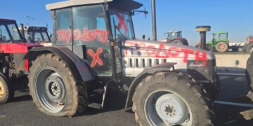 Σοκ στη Νίκαια: Έγραψαν «προδότης» και έσκισαν τα λάστιχα στα τρακτέρ της επιτροπής που πήγε στο Μαξίμου