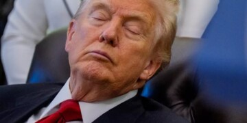 «Δεν κοιμάμαι, βαριέμαι»: Η απίστευτη ατάκα του Τραμπ για τα κλειστά μάτια στα υπουργικά συμβούλια