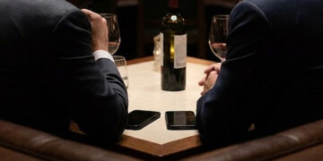 Το τραπέζι που δεν ήταν «απλώς φιλικό»