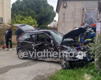 Σοβαρό τροχαίο στην Εύβοια: Σφοδρή σύγκρουση στον Περιφερειακό Αλιβερίου και επιχείρηση απεγκλωβισμού γυναίκας