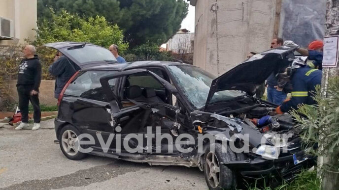 Σοβαρό τροχαίο στην Εύβοια: Σφοδρή σύγκρουση στον Περιφερειακό Αλιβερίου και επιχείρηση απεγκλωβισμού γυναίκας