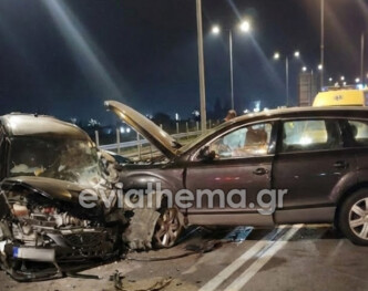 Οινόφυτα: Σφοδρή σύγκρουση ΙΧ – Το ένα αυτοκίνητο «καρφώθηκε» στις προστατευτικές μπάρες