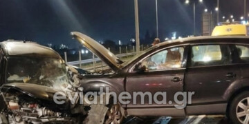 Οινόφυτα: Σφοδρή σύγκρουση ΙΧ – Το ένα αυτοκίνητο «καρφώθηκε» στις προστατευτικές μπάρες