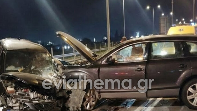 Οινόφυτα: Σφοδρή σύγκρουση ΙΧ – Το ένα αυτοκίνητο «καρφώθηκε» στις προστατευτικές μπάρες