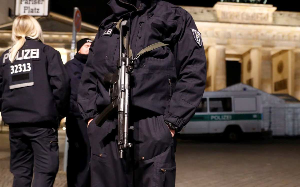 Συναγερμός στο Βερολίνο: Πυροβολισμοί σε διαμέρισμα και συλλήψεις – Μάχη για τη ζωή τους δίνουν δύο τραυματίες