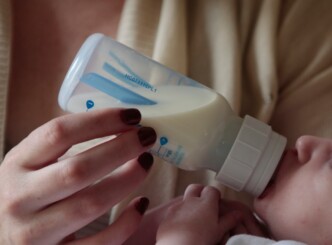 Συναγερμός για γονείς: Η Nestlé ανακαλεί βρεφικό γάλα στην Ελλάδα – Τι εντοπίστηκε