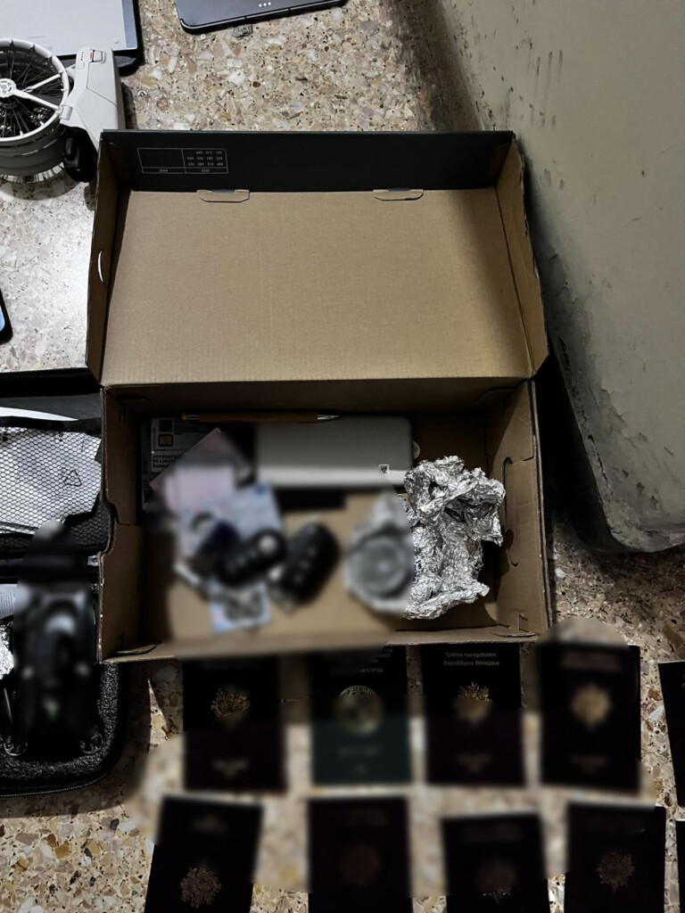 Το «φαρμακείο» του εγκλήματος στην Αθήνα: Πώς το κύκλωμα έστελνε χιλιάδες χάπια στην Ευρώπη