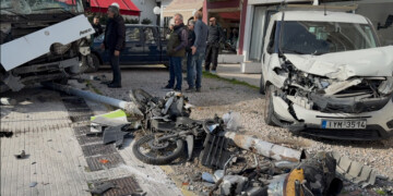 Τρόμος στη Θηβών: Φορτηγό «θέρισε» οχήματα και καρφώθηκε σε κολώνα – Τρεις τραυματίες στο νοσοκομείο