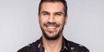 Σοβαρό ατύχημα για τον Άκη Πετρετζίκη: Το βίντεο της πτώσης και οι δύσκολες ώρες στο «κρεβάτι του πόνου»