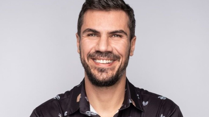 Σοβαρό ατύχημα για τον Άκη Πετρετζίκη: Το βίντεο της πτώσης και οι δύσκολες ώρες στο «κρεβάτι του πόνου»