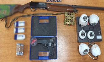 Άνω Λιόσια: Χειροπέδες σε 66χρονο που είχε μετατρέψει το σπίτι του σε «φρούριο» με κάμερες και όπλα