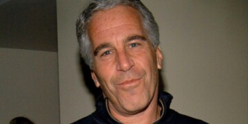 «Πίστευα ότι δεν θα έβγαινα ζωντανή»: Το θύμα του Επστάιν σπάει τη σιωπή της για το «Lolita Express»