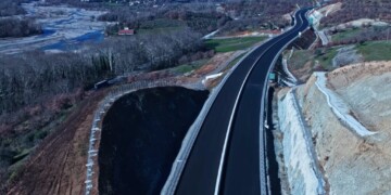 Συναγερμός στον Ε65: Ι.Χ. με τέσσερις κληρικούς εξετράπη της πορείας του – Ένας σοβαρά τραυματίας