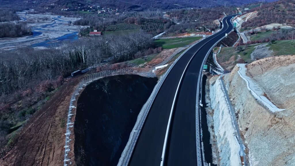 Συναγερμός στον Ε65: Ι.Χ. με τέσσερις κληρικούς εξετράπη της πορείας του – Ένας σοβαρά τραυματίας
