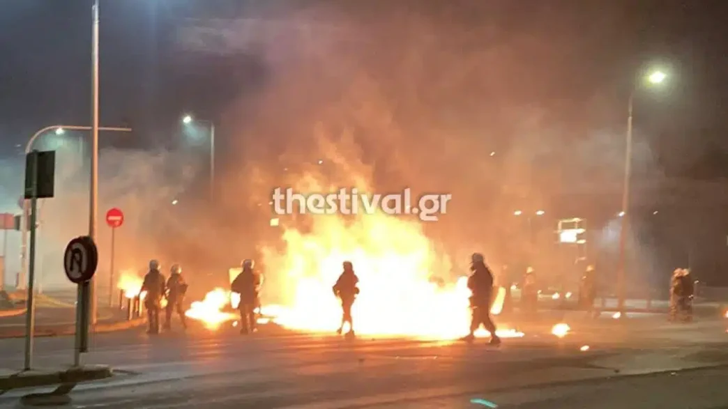 «Κόλαση» τη νύχτα στη Θεσσαλονίκη: Βροχή από μολότοφ στο ΑΠΘ, τραυματίας αστυνομικός και μαζικές προσαγωγές