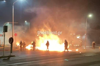 «Κόλαση» τη νύχτα στη Θεσσαλονίκη: Βροχή από μολότοφ στο ΑΠΘ, τραυματίας αστυνομικός και μαζικές προσαγωγές