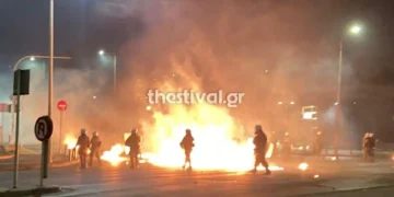 «Κόλαση» τη νύχτα στη Θεσσαλονίκη: Βροχή από μολότοφ στο ΑΠΘ, τραυματίας αστυνομικός και μαζικές προσαγωγές