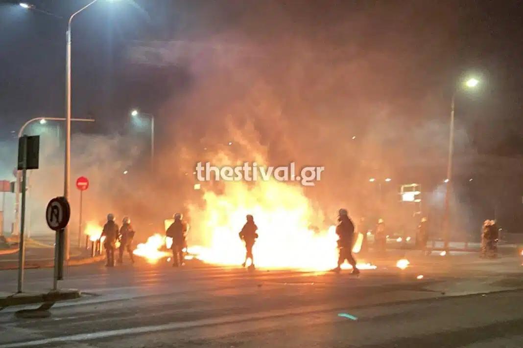 «Κόλαση» τη νύχτα στη Θεσσαλονίκη: Βροχή από μολότοφ στο ΑΠΘ, τραυματίας αστυνομικός και μαζικές προσαγωγές