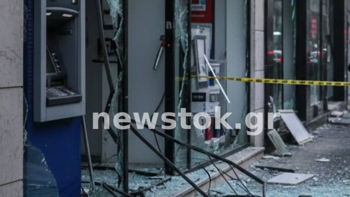 Νύχτα τρόμου στην Πατησίων: Καταδρομική επίθεση κουκουλοφόρων με βαριοπούλες σε τράπεζες και καταστήματα