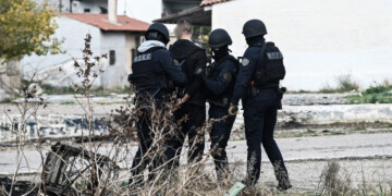 Έφοδος της ΕΛ.ΑΣ. στον Ασπρόπυργο: 9 συλλήψεις και 1 χλμ. παράνομων καλωδίων