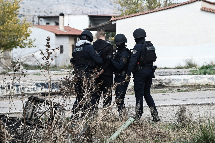 Έφοδος της ΕΛ.ΑΣ. στον Ασπρόπυργο: 9 συλλήψεις και 1 χλμ. παράνομων καλωδίων