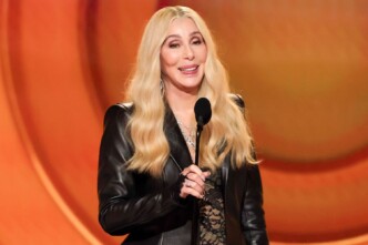 Το επικό λάθος της Cher στα Grammy 2026: Ανακοίνωσε νικητή που έχει φύγει από τη ζωή εδώ και 20 χρόνια!