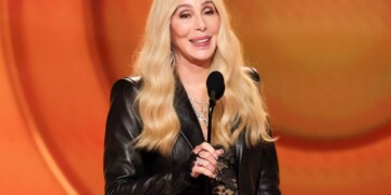 Το επικό λάθος της Cher στα Grammy 2026: Ανακοίνωσε νικητή που έχει φύγει από τη ζωή εδώ και 20 χρόνια!