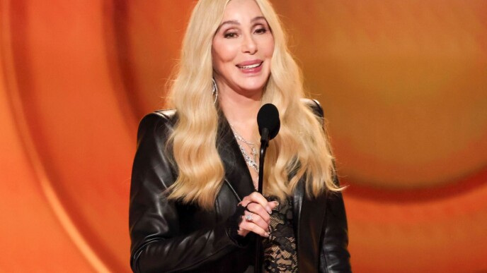 Το επικό λάθος της Cher στα Grammy 2026: Ανακοίνωσε νικητή που έχει φύγει από τη ζωή εδώ και 20 χρόνια!