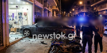 Άγιος Δημήτριος: Κινηματογραφική καταδίωξη με 17χρονο – Έριξε κλεμμένο ΙΧ σε βιτρίνα