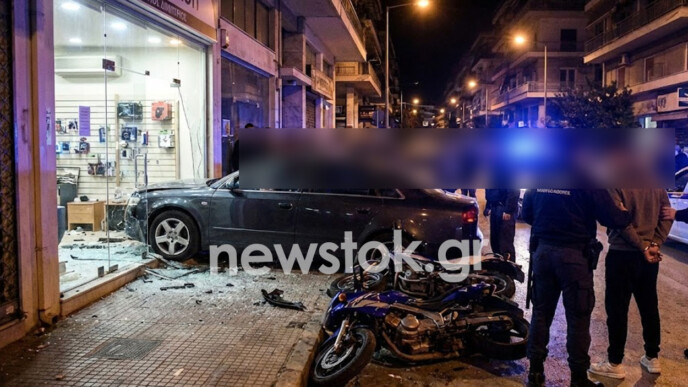 Άγιος Δημήτριος: Κινηματογραφική καταδίωξη με 17χρονο – Έριξε κλεμμένο ΙΧ σε βιτρίνα