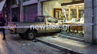 «Mission Impossible» στο Αίγιο: Ισοπέδωσαν κοσμηματοπωλείο με κλεμμένο αγροτικό - newstok.gr