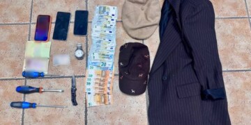 Τέλος στη δράση της σπείρας που "άδειαζε" αυτοκίνητα στην Αττική με το κόλπο του σκασμένου λάστιχου