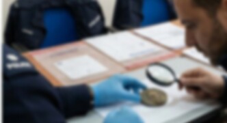 Θεσσαλονίκη: Η έφοδος της ΕΛ.ΑΣ. που αποκάλυψε κρυμμένο ρωμαϊκό θησαυρό σε σπίτι