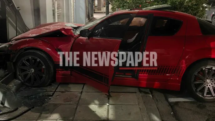 Βόλος: "Τρελή" πορεία αυτοκινήτου μέσα σε φροντιστήριο – Το είχε αγοράσει μόλις 24 ώρες πριν!