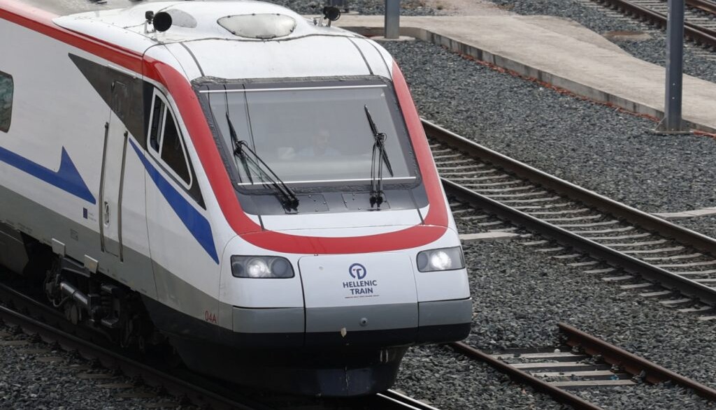 Πάτρα 2026: Δείτε πώς θα μετακινηθείτε εύκολα στο Καρναβάλι με τα νέα δρομολόγια της Hellenic Train!