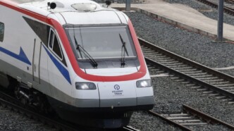 Πάτρα 2026: Δείτε πώς θα μετακινηθείτε εύκολα στο Καρναβάλι με τα νέα δρομολόγια της Hellenic Train!