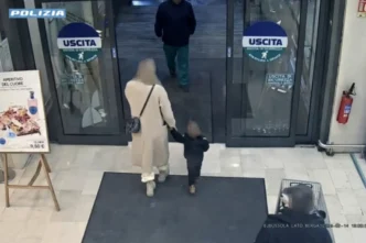 Θρίλερ σε σούπερ μάρκετ: Η σοκαριστική στιγμή που άνδρας αρπάζει βρέφος από την αγκαλιά της μητέρας του (Video)