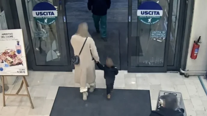 Θρίλερ σε σούπερ μάρκετ: Η σοκαριστική στιγμή που άνδρας αρπάζει βρέφος από την αγκαλιά της μητέρας του (Video)