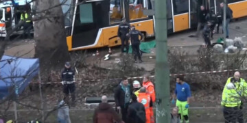 Τραγωδία στην Ιταλία: Η στιγμή που το τραμ εκτροχιάζεται και σπέρνει τον θάνατο στο Μιλάνο