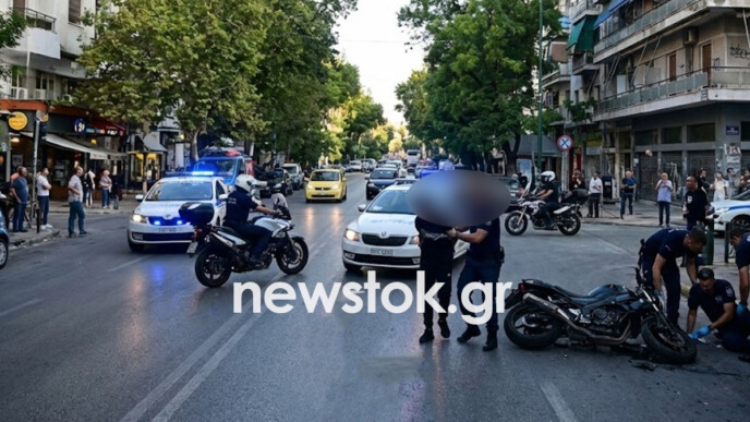 Άγρια καταδίωξη στο κέντρο της Αθήνας: 16χρονος με κλεμμένη μηχανή εμβόλισε αστυνομικό