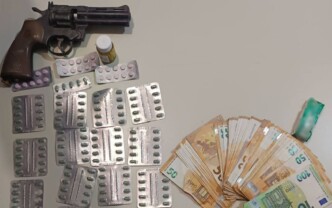 Χειροπέδες σε 48χρονο στα Εξάρχεια: Κυκλοφορούσε με «φαρμακείο» ναρκωτικών, όπλο και χιλιάδες ευρώ