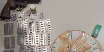Χειροπέδες σε 48χρονο στα Εξάρχεια: Κυκλοφορούσε με «φαρμακείο» ναρκωτικών, όπλο και χιλιάδες ευρώ
