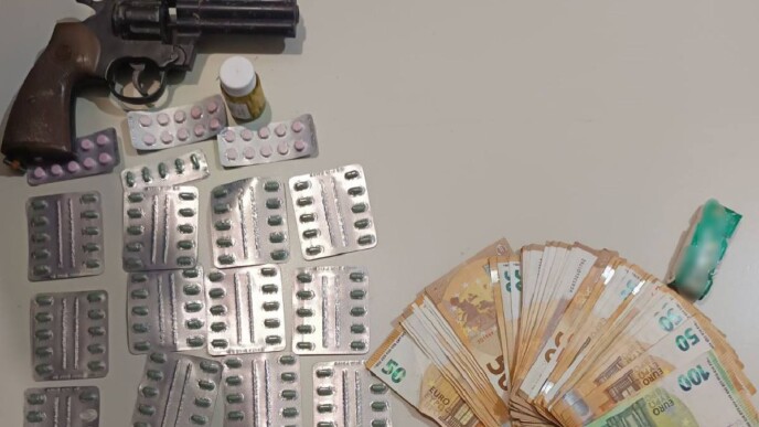 Χειροπέδες σε 48χρονο στα Εξάρχεια: Κυκλοφορούσε με «φαρμακείο» ναρκωτικών, όπλο και χιλιάδες ευρώ
