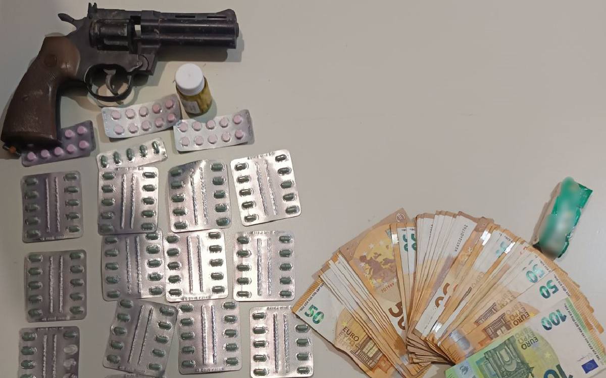 Χειροπέδες σε 48χρονο στα Εξάρχεια: Κυκλοφορούσε με «φαρμακείο» ναρκωτικών, όπλο και χιλιάδες ευρώ