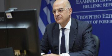 Νίκος Δένδιας: Η «στρατηγική της παρουσίας» που ταράζει τα νερά – Γιατί ο Υπουργός δεν κρύβεται πια;