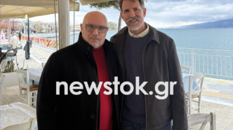 Αποκριά στην Εύβοια για τον Παύλο Ντε Γκρες: Η «μυστική» επίσκεψη στην Αμάρυνθο και το γεύμα δίπλα στο κύμα