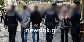 Αθήνα: Πιάστηκαν «στα πράσα» ανήλικοι που λήστευαν ηλικιωμένους στο ιστορικό κέντρο