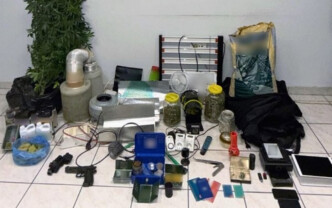Στα «πράσα» 45χρονος με πλήρες εργαστήριο κάνναβης μέσα στο σπίτι του