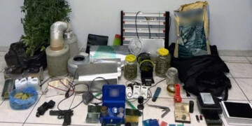 Στα «πράσα» 45χρονος με πλήρες εργαστήριο κάνναβης μέσα στο σπίτι του