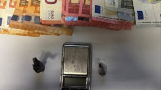 Τέλος στο «νταλαβέρι» ηρωίνης στις Αχαρνές: Πώς η ΕΛ.ΑΣ. ξεσκέπασε τη δράση 41χρονης μέσα στο σπίτι της